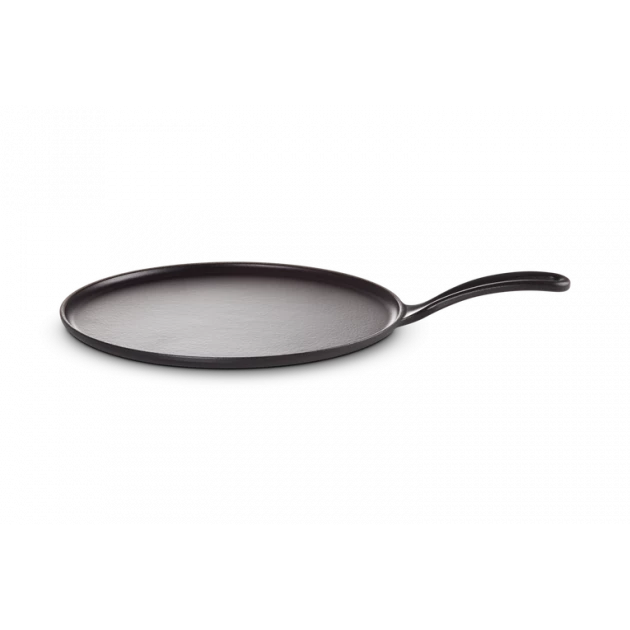 Crêpière En Fonte 27 Cm Noir Mat Avec Spatule & Râteau Le Creuset 5 Crêpière En Fonte 27 Cm Noir Mat Avec Spatule & Râteau Le Creuset – Image 3