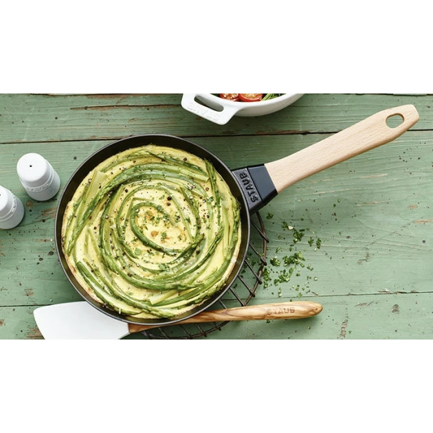 Poêle En Fonte Noir 24 Cm Manche Bois Staub 4 Poêle En Fonte Noir 24 Cm Manche Bois Staub – Image 2