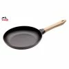Poêle En Fonte Noir 26 Cm Manche Bois Staub 1 Poêle En Fonte Noir 26 Cm Manche Bois Staub -Cookway boutique poele en fonte noir 26 cm manche bois staub