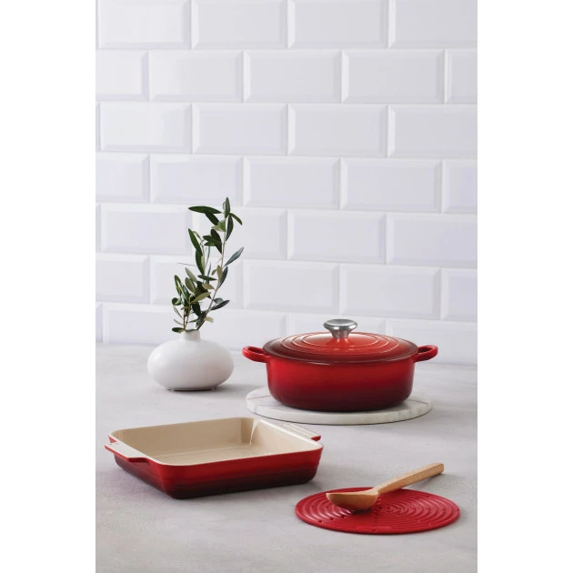 Set Cocotte 24 Cm, Plat à Gratin 23 Cm Et Dessous De Plat Cerise Le Creuset 4 Set Cocotte 24 Cm, Plat à Gratin 23 Cm Et Dessous De Plat Cerise Le Creuset – Image 2