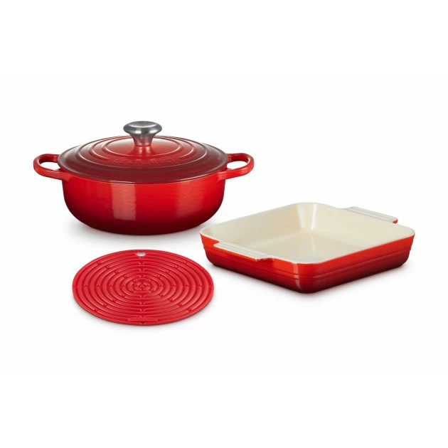 Set Cocotte 24 Cm, Plat à Gratin 23 Cm Et Dessous De Plat Cerise Le Creuset 3 Set Cocotte 24 Cm, Plat à Gratin 23 Cm Et Dessous De Plat Cerise Le Creuset