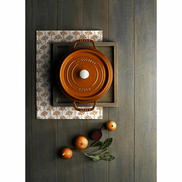 STAUB Cocotte Fonte Ronde 24 Cm Cannelle Majolique 3,8 L 4 STAUB Cocotte Fonte Ronde 24 Cm Cannelle Majolique 3,8 L – Image 2